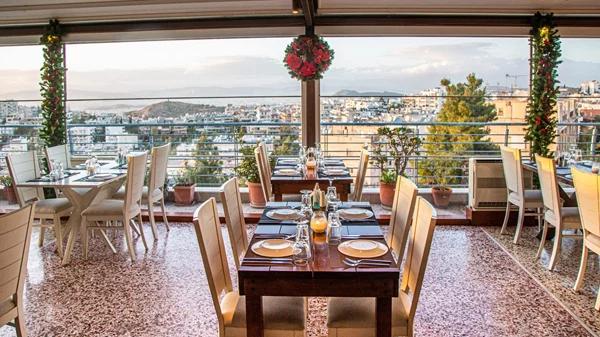 "Μπαλκόνι στις Κυκλάδες": Γιορτές με μοναδική θέα και υπέροχες γεύσεις