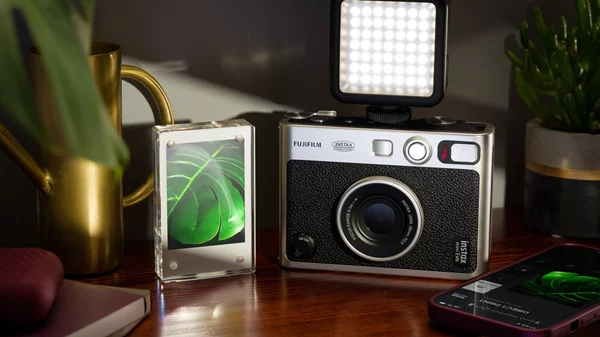 Η instax mini Evo της FUJIFILM φέρνει το vintage στη σύγχρονη ψηφιακή εποχή