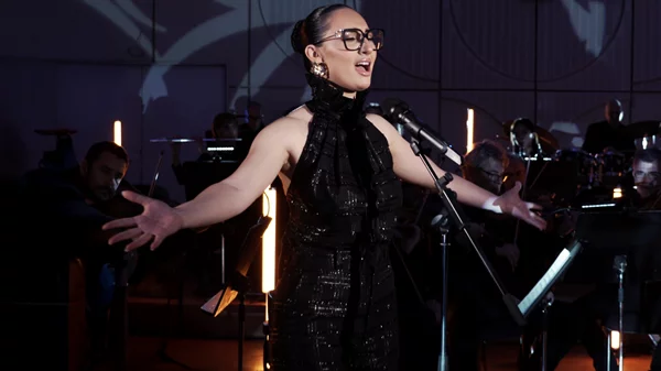 H Klavdia ερμηνεύει το "Mon Amour"