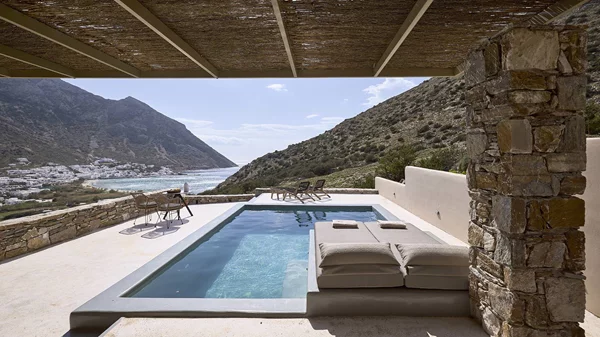 "Apsila Pool Suites": Γίνετε ένα με το κυκλαδίτικο τοπίο στη Σίφνο