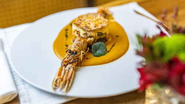 Mουσακάς καραβίδας και σοφρίτο για Όσκαρ στην Αθηναϊκή Ριβιέρα