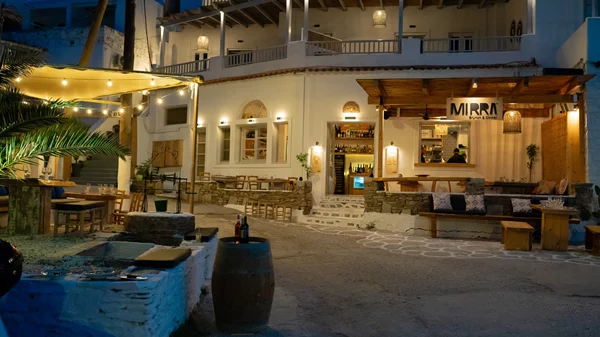 Mirra Kythnos: Νησιωτικό dining με άποψη στην Κύθνο