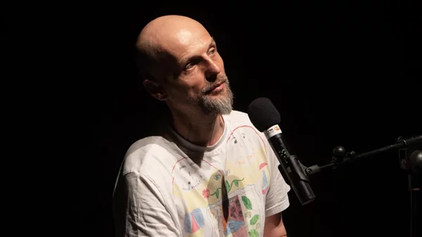 Γιατί η θεατρική Αθήνα υποκλίνεται στον Ιβάν Βιριπάγιεφ;