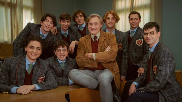 Από το σελιλόιντ στο σανίδι: Οι παραστάσεις που φέρνουν το σινεμά στο θέατρο