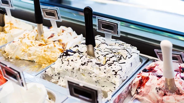 Στον "Άραξο" το παγωτό από φρέσκο γάλα ημέρας είναι μια κατηγορία από μόνο του