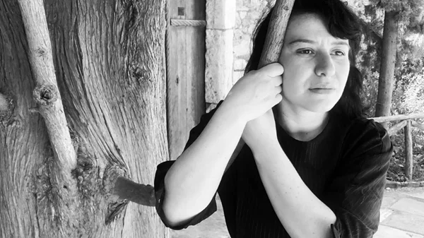 Doreida Xhogu: "Η τέχνη είναι ακροβασία πάνω σε τεντωμένο σκοινί. Στη δική μου περίπτωση, αν πέσω θα βρεθώ μέσα σε καυτή πίσσα!"