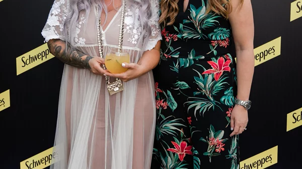 Το Schweppes δίνει χαρακτήρα στο ελληνικό καλοκαίρι!