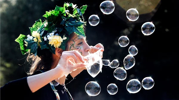 Θεατρικό παιχνίδι γεμάτο σαπουνόφουσκες στο "σχεδία home"