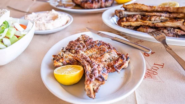 Εσείς πού θα τσικνίσετε; Δείτε το μεγάλο αφιέρωμά μας στα πιο ξεχωριστά κρεατοφαγικά στέκια