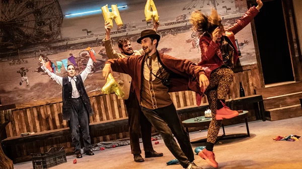 "Ο παγοπώλης έρχεται": συνεχίζεται η επιτυχημένη παράσταση του Ακύλλα Καραζήση στο σπανίως παιζόμενο έργο του Ο’ Νιλ