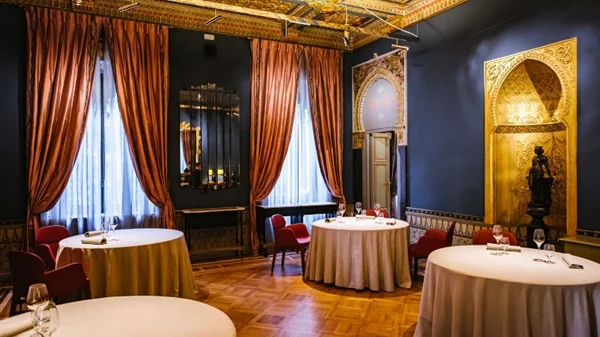 Λάμψη αστεριών στον ουρανό της Ιταλίας και μια τριάστερη "Villa"