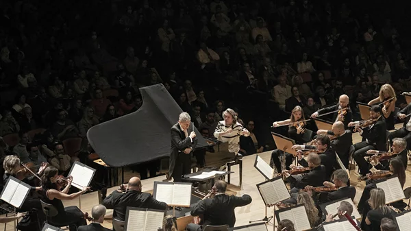 Σολίστ κύρους (Λεόνσκαγια, Παπανικολάου), υψηλές πτήσεις και ….επί σκηνής (!) οθόνες για το συναυλιακό ξεκίνημα της ΚΟΑ