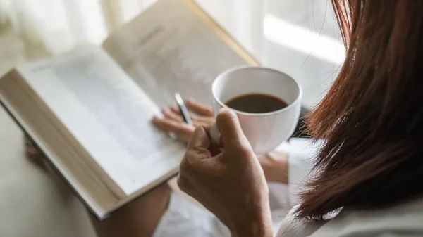 Οι μισοί Έλληνες γράφουν, κι οι άλλοι μισοί δεν διαβάζουν: Τι λένε οι εκδότες για το βιβλίο στην Ελλάδα σήμερα