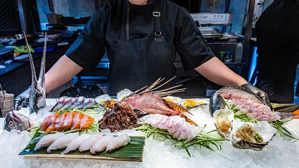 Στα "Hasapika" για λεοντόψαρο sashimi