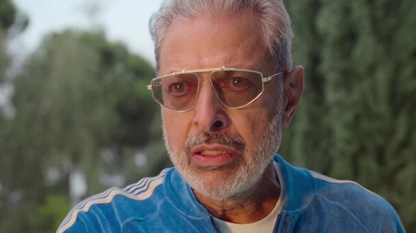 Ο Τζεφ Γκόλντμπλουμ είναι ένας Δίας σε κρίση μέσης ηλικίας στο "KAOS" του Netflix