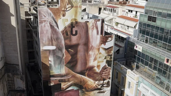 Νέα μεγάλη τοιχογραφία στα Εξάρχεια: Φόρος τιμής στην ελευθερία της σκέψης και στα βιβλιοδετεία