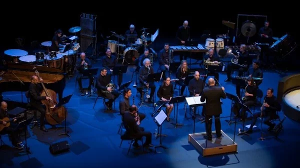 Μάγεψαν οι μουσικές του Νίκου Κυπουργού με τη Φιλαρμονική Ορχήστρα, στην Εναλλακτική Σκηνή της Εθνικής Λυρικής Σκηνής