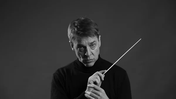 Ο αρχιμουσικός Stefan Geiger διευθύνει την Underground Youth Orchestra