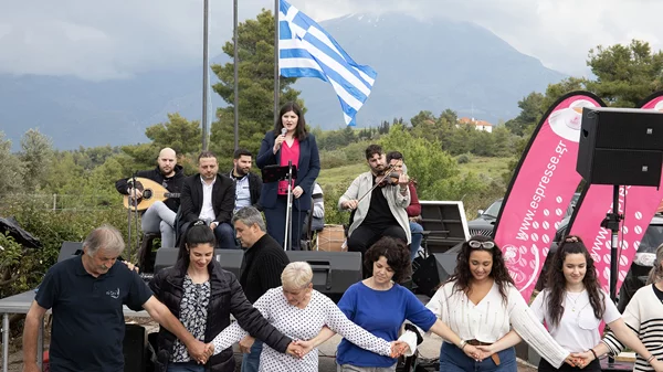 Το Παραδοσιακό Καζάνι Σαγιά ετοιμάζει ένα εορταστικό γλέντι με τους Μαρία Kαραγκιόζη και Παναγιώτη Λάλεζα