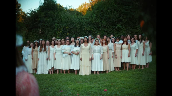 Οι CHÓRES τραγουδούν τα "Κάλαντα της Άνοιξης"