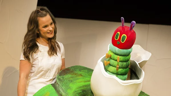 Η πεινασμένη κάμπια του Έρικ Καρλ συνεχίζει να συγκινεί τα παιδιά στις σελίδες και στη σκηνή