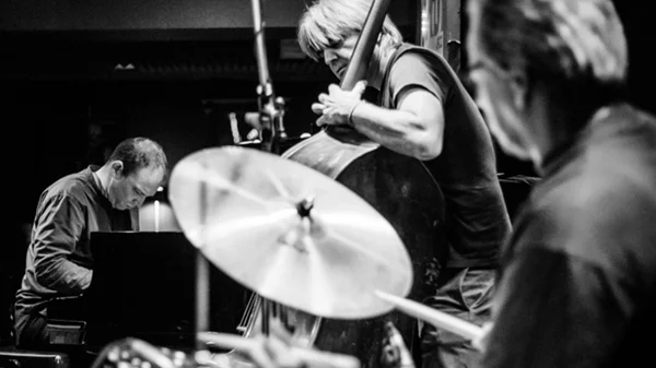 Δύο νέες πρωτοβουλίες στο θέατρο Ροές εξερευνούν τον αυτοσχεδιασμό