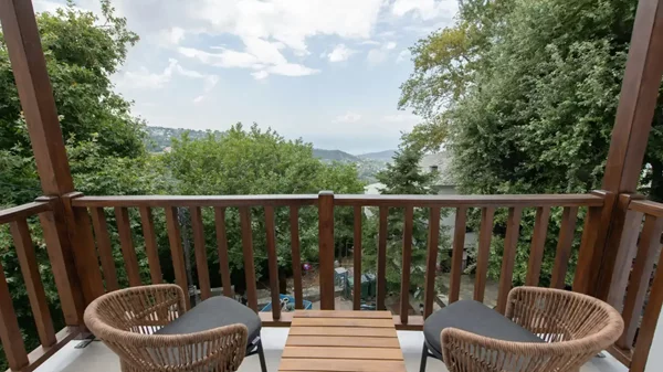 Το… μπαλκόνι σύγχρονης φιλοξενίας που έλειπε από τη Μακρινίτσα