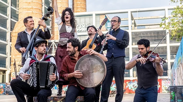 Barcelona Gipsy BalKan Orchestra (BGKO): "multi culti" ακούσματα στο Faliro Summer Theater