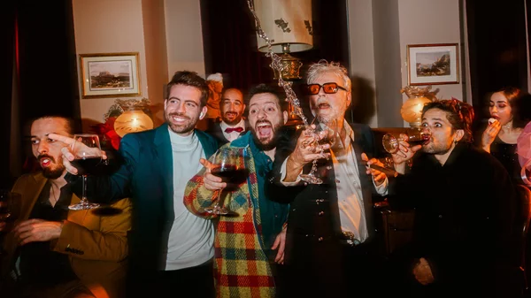 "Merde!": Nέες φωτογραφίες από την πολυαναμενόμενη παράσταση του Γιώργου Κουτλή