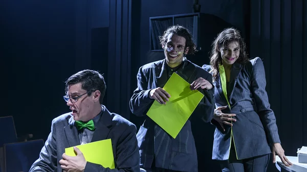 "Μεμοράντουμ": Η παρανοϊκή πολιτική κωμωδία του Θεάτρου "Μπέλλος" είναι ό,τι πρέπει για τις ημέρες των γιορτών