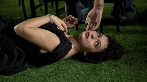 Πρώτες φωτογραφίες από τη "Στέλλα με τα κόκκινα γάντια" στο Θέατρο Τέχνης