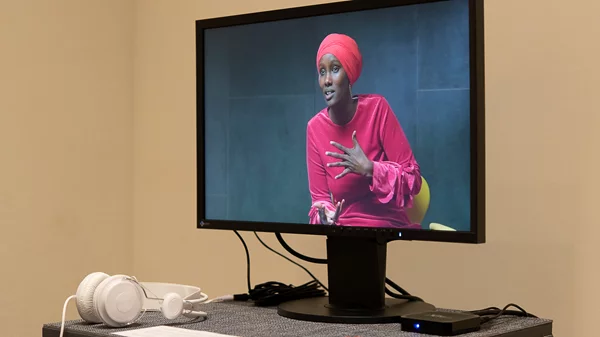 Ιστορίες μεταναστών και προσφύγων ζωντανεύουν στο Γκέτε – Μια περφόρμανς σε διάλογο με το έργο "Αρχείο Φυγής"