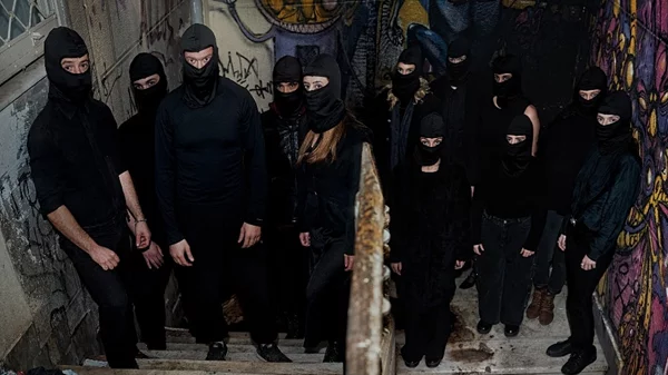 "Από την κερκίδα του γηπέδου στη σκηνή του θεάτρου", τελικά οι οπαδοί είναι τέρατα ή άγιοι;