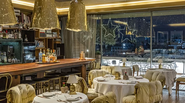 "New Hotel": Γιορτές με λάμψη with a twist