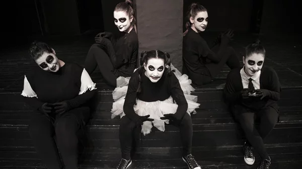 Τα "Φρικιά" πυρπολούν με αιρετικό τρόπο την "κανονικότητα"