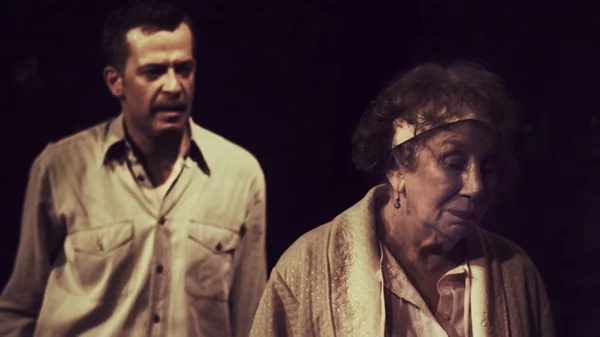 Με τον Enrico Luttmann παρόντα, η πρεμιέρα του "Family Secrets" συγκίνησε το κοινό στο Αλκμήνη