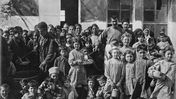 "Από τις δύο πλευρές του Αιγαίου": Ένα ντοκιμαντέρ με αφορμή τα 100 χρόνια από την Ανταλλαγή πληθυσμών του 1923 στο Μέγαρο Μουσικής