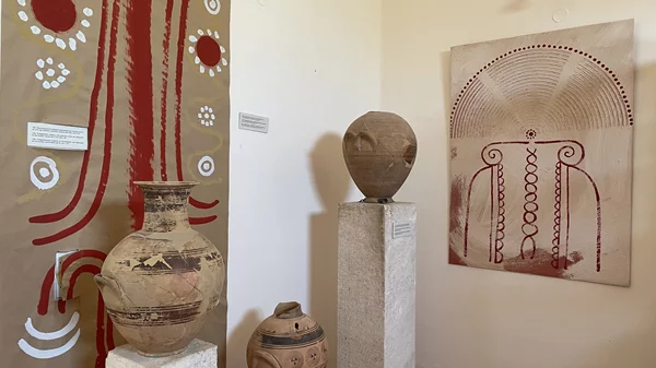 "Wave interferences": Η Pascaline Bossu συνδυάζει Μυκηναϊκή κεραμική με τον υποβρύχιο κόσμο