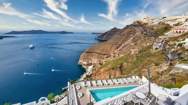 "Athina Luxury Suites": Στο all-suites συγκρότημα των Φηρών η γοητεία της Σαντορίνης μοιράζεται απλόχερα