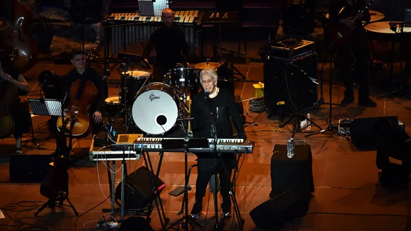 John Cale: Δεν επικοινώνησε με όλους, όμως του ταίριαξε η ορχήστρα, ενώ ταίριαξε και ο ίδιος στο Ηρώδειο