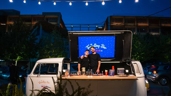 "The Travelling Bar by Mexha": Ένα μπαρ που ταξιδεύει όπου και όπως το θελήσεις