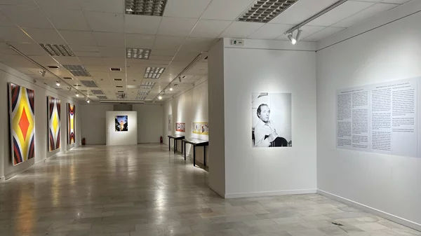 Ξεναγήσεις για το κοινό στην έκθεση "Νάσος Δάφνης, City walls: Από τη Νέα Υόρκη στην Αθήνα 1969-2023"