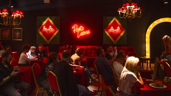 Μπήκαμε στο σετ του 'Porto Leone: Στη γειτονιά με τα κόκκινα φανάρια'