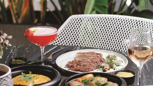 Το καλοκαίρι συνεχίζεται στο "Chalet" με γεύσεις, σινεμά και μουσική στον κήπο