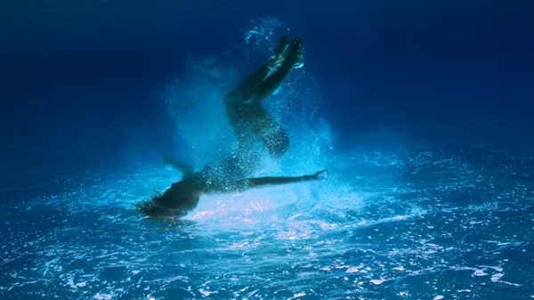 "Bare": Ένα χορευτικό καταφύγιο για τη Βιτόρια Κωτσάλου στο M54