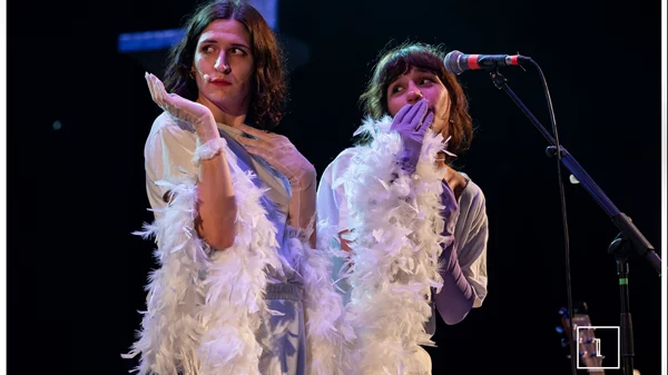 Οι Σκιαδαρέσες στον Παράδεισο, κάτω από την Πανσέληνο του Καλαμποκιού