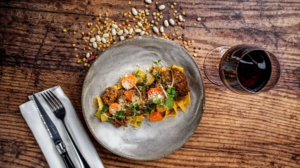 "Βεργιώτικο": Μυσταγωγική κρεατοφαγία στη σπηλιά