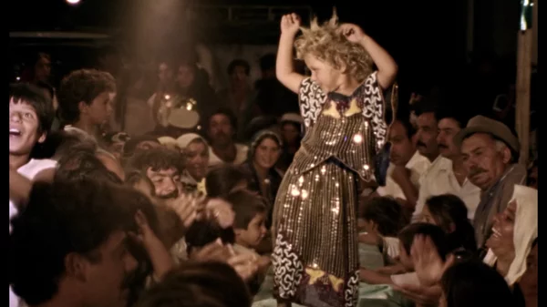 "ROM": Ο Μενέλαος Καραμαγγιώλης μιλά για το ντοκιμαντέρ που άλλαξε το πώς βλέπουμε τους Ρομά