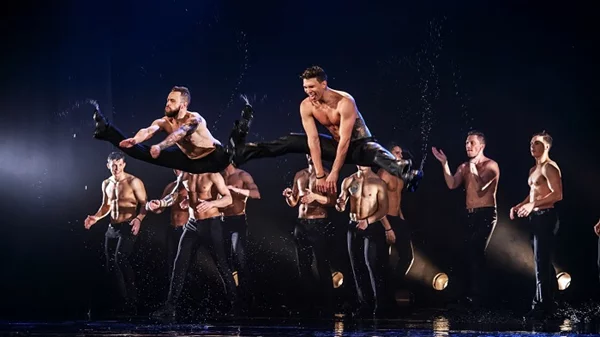 "Dancing in the rain 3": Το Christmas Theater χορεύει στη βροχή