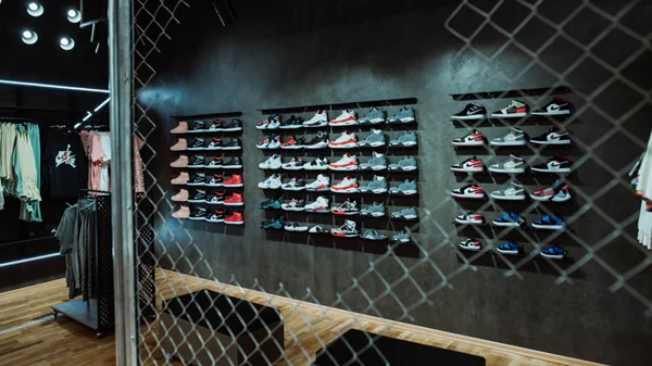 6 μαγαζιά στο κέντρο της Αθήνας με τα πιο φρέσκα sneakers